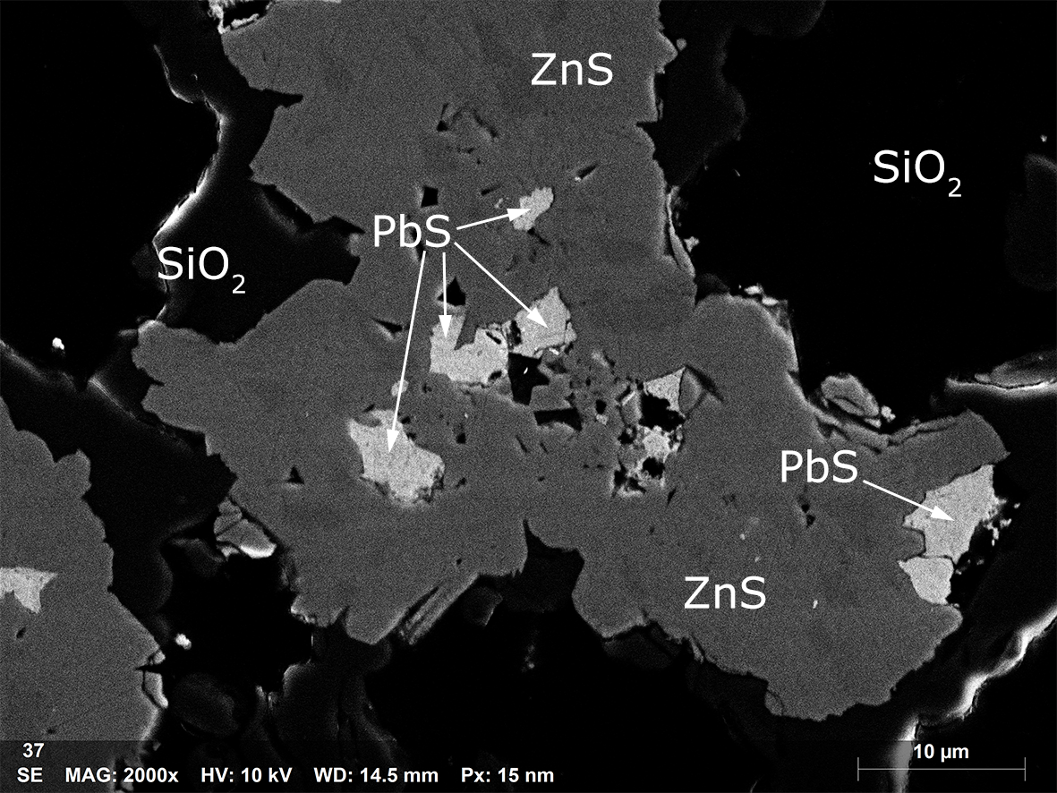 BSE-Bild eines submarin eruptierten, hydrothermal veränderten, Sulfid-führenden Vulkangesteins (Probe mit freundlicher Genehmigung von Dr. Daniel J. Smith, University of Leicester, UK).