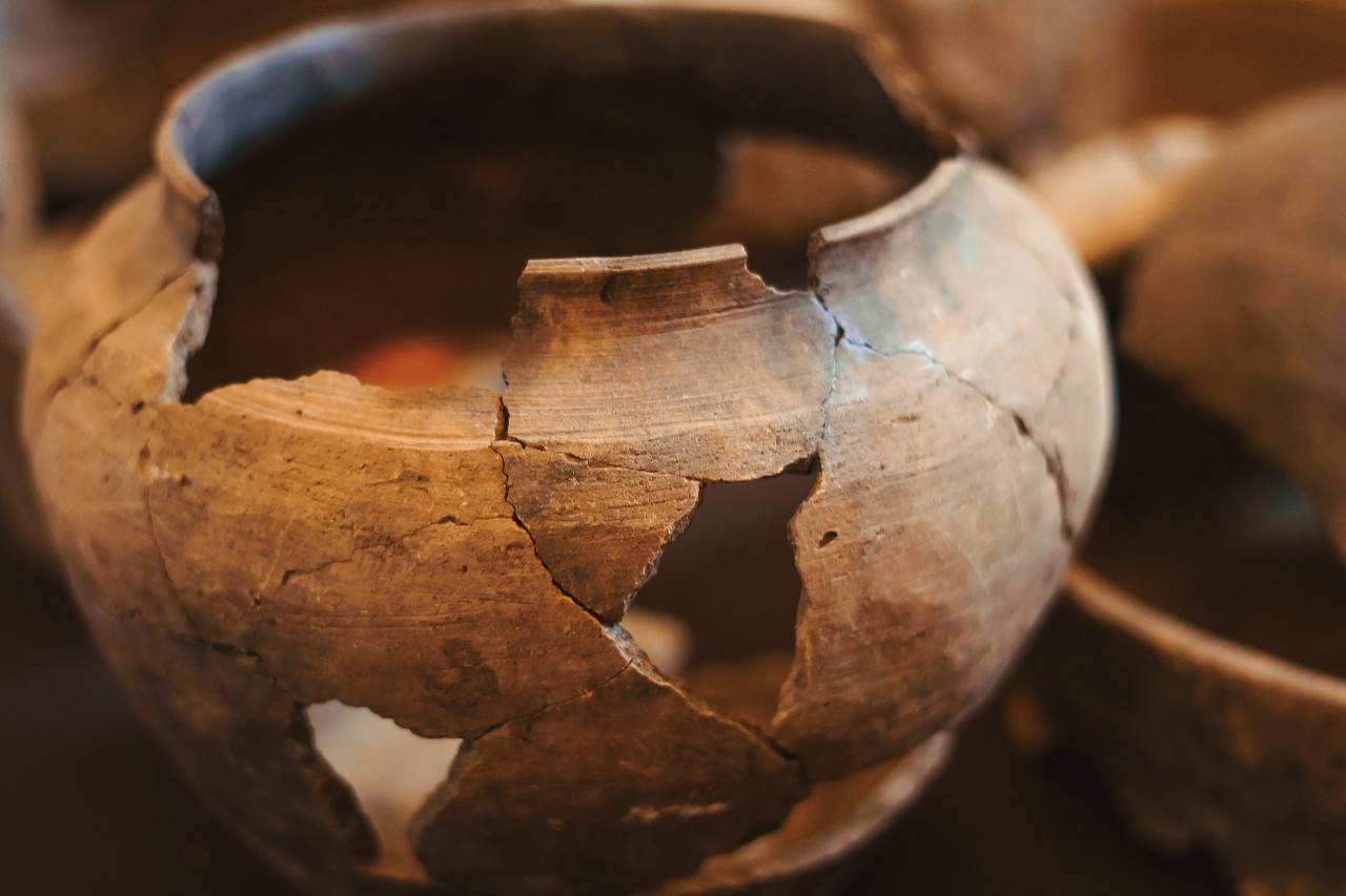 old clay jug with cracks