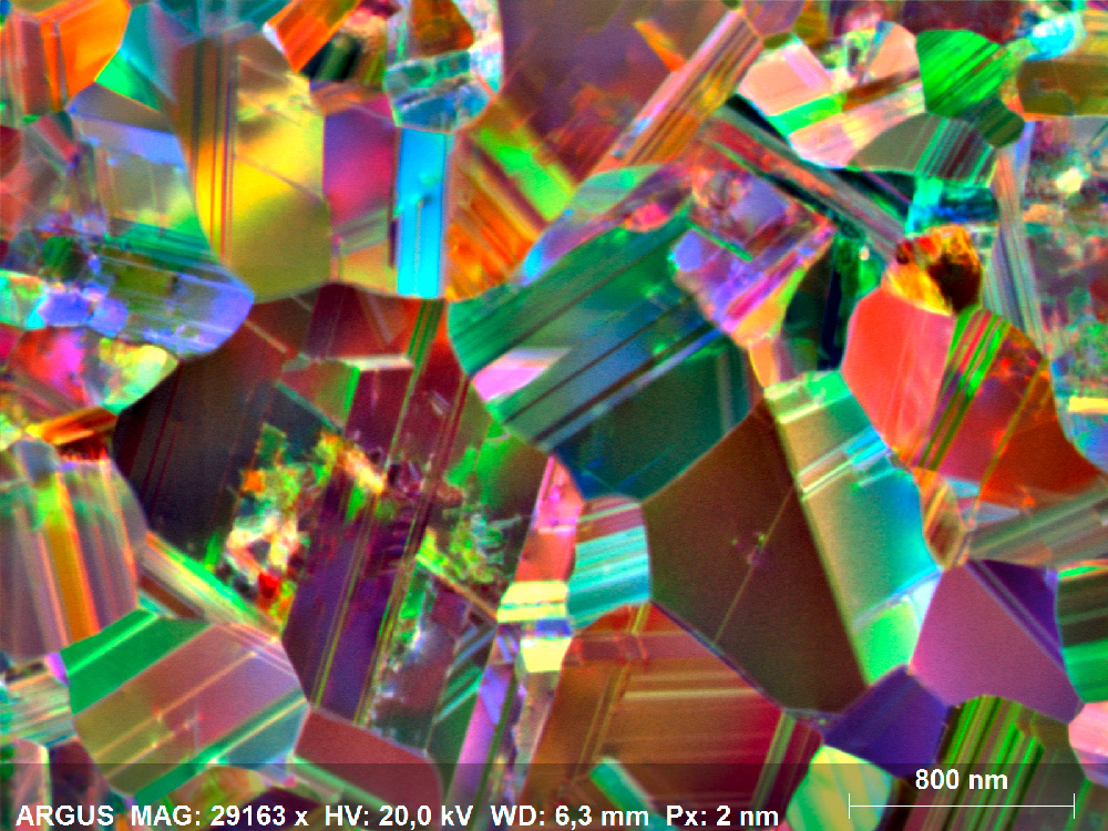 Farbkodierte Dunkelfeld-Aufnahme einer FIB präparierten SiC-Probe. Das Bild zeigt ein stark verzwillingtes Mikrogefüge mit einigen Zwillingen, die kleiner als 10 nm breit sind.