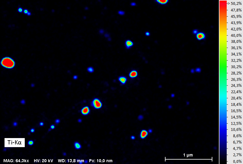 EDS-Ergebnis der simultanen TKD/EDS-Messung mit dem eFlash FS Detektor und dem XFlash FlatQUAD Detektor. Es wurden Titanoxidpartikel nachgewiesen und ihre Verteilung analysiert. Die Ausgangszählrate ist  1 Million Röntgenphotonen pro Sekunde, d. h. > 3000 Röntgenphotonen  pro Spektrum. Rechts: X-Rella Röntgenmaske für den TKD Probenhalter, die die Röntgenstreustrahlen blockiert, so dass nur das aus der TKD-Probe kommende EDS-Signal detektiert wird.