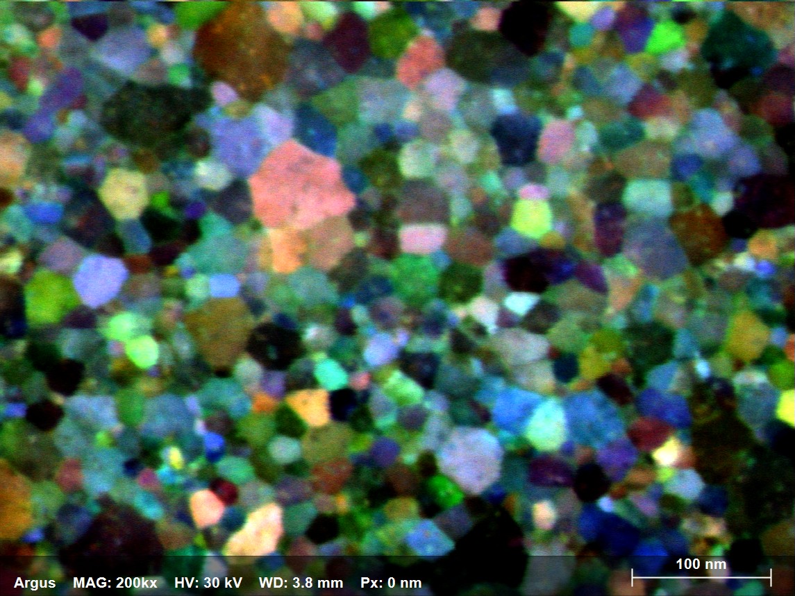 DF-ähnliches Bild eines Ru-Dünnfilms, der in 8s mit Schritten von 0,5 nm aufgenommen wurde