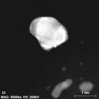 HAADF-Bild von Pd-Pt-Core-Shell-Partikeln, der hellste Partikel wurde in diesem Anwendungsbeispiel untersucht