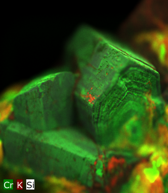 Ein Smaragdkristall aus Brasilien. Die Kristalle haben einen Durchmesser von > 1 cm. Die Fokusebene liegt im oberen Drittel des obersten Kristalls. Ohne AMS sind viele Teile des Kristalls außerhalb der Fokusebene und damit unscharf.