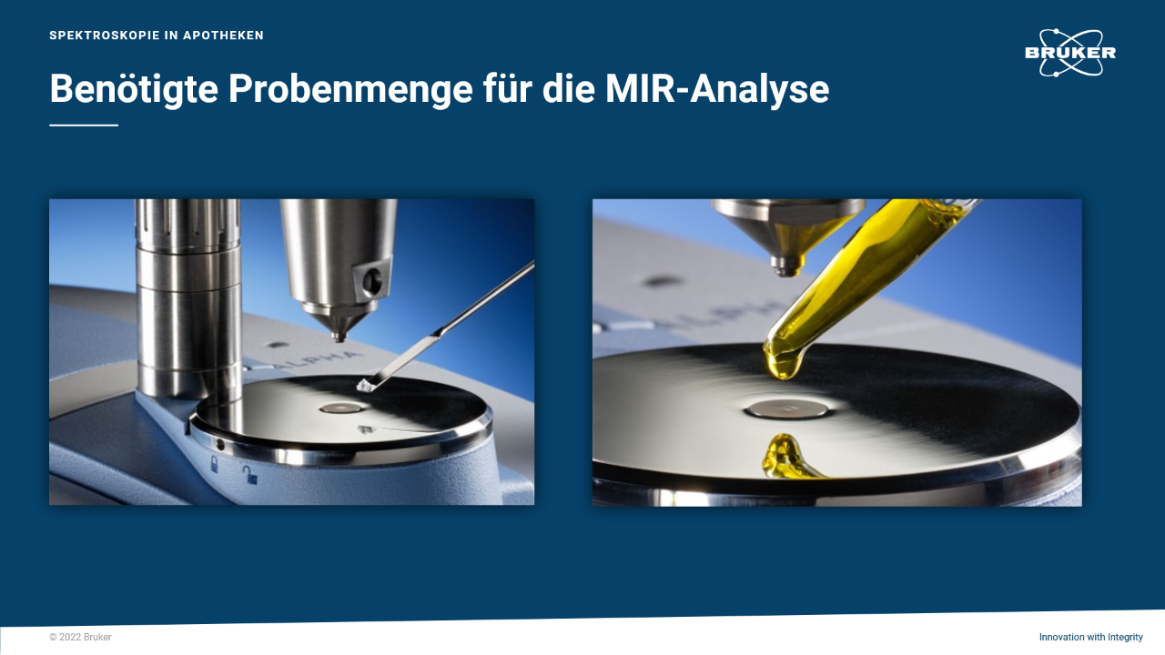 Benötigte Probenmenge bei der MIR Analyse in der Apotheke. ein Spatel mit wenig Pulver wird auf den Messkristall gebracht. Daneben wird ein einzelner Tropfen auf den Kristall getropft.