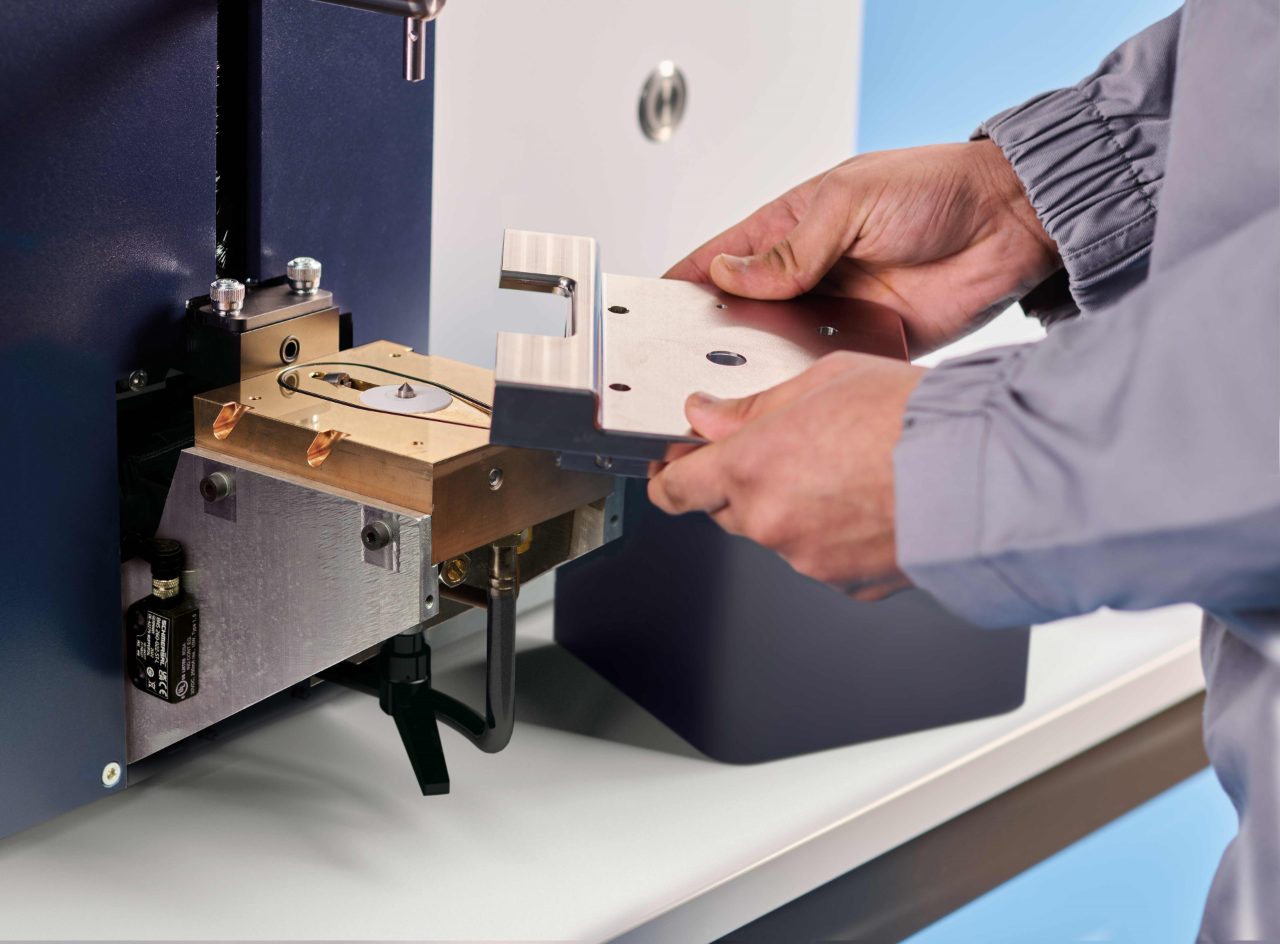 Robust, easy to maintain spark stand