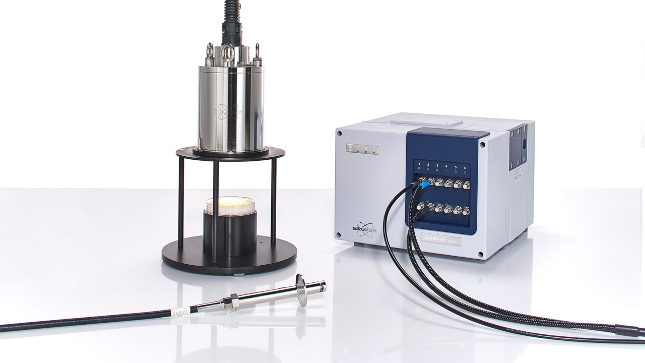 MATRIX-F II FT-NIR spectrometer with fiber optic probe and contactless sensor head.