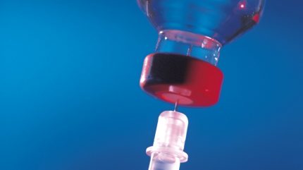 Solution for injection and hypodermic syringe 
