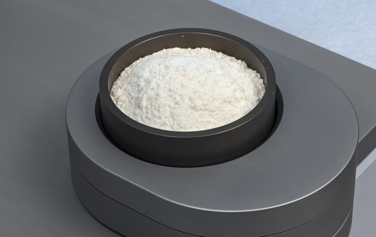 Analyzing flour with in an aluminium cup with quartz glass bottom using the TANGO FT-NIR spectrometer