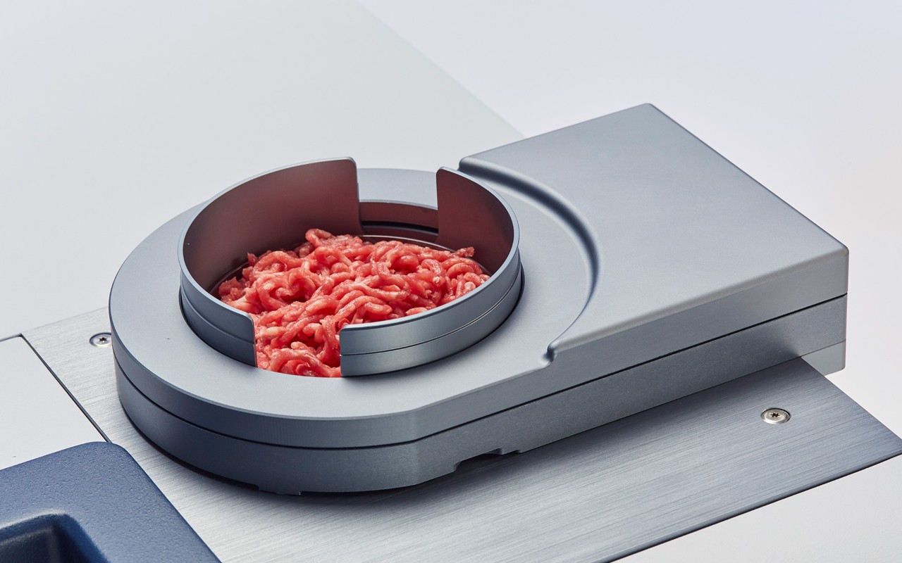 Analyzing raw meat in a Petri dish on the MPA II FT-NIR spectrometer