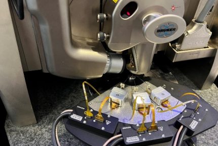 Máy dò siêu nhỏ tích hợp với Dimension Nexus để phân tích đặc tính điện của các thiết bị nano