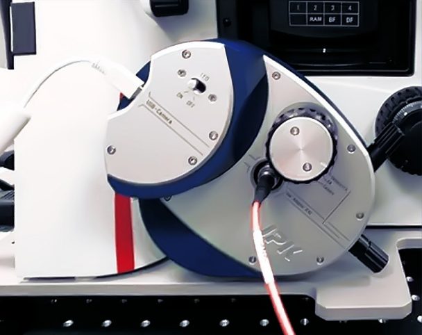 Detekční modul na bočním portu mikroskopu Leica.