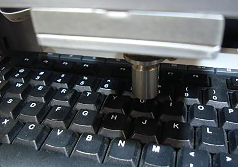 Picture showing a close-up view of the test setup for force-displacement measurements on a keyboard.
