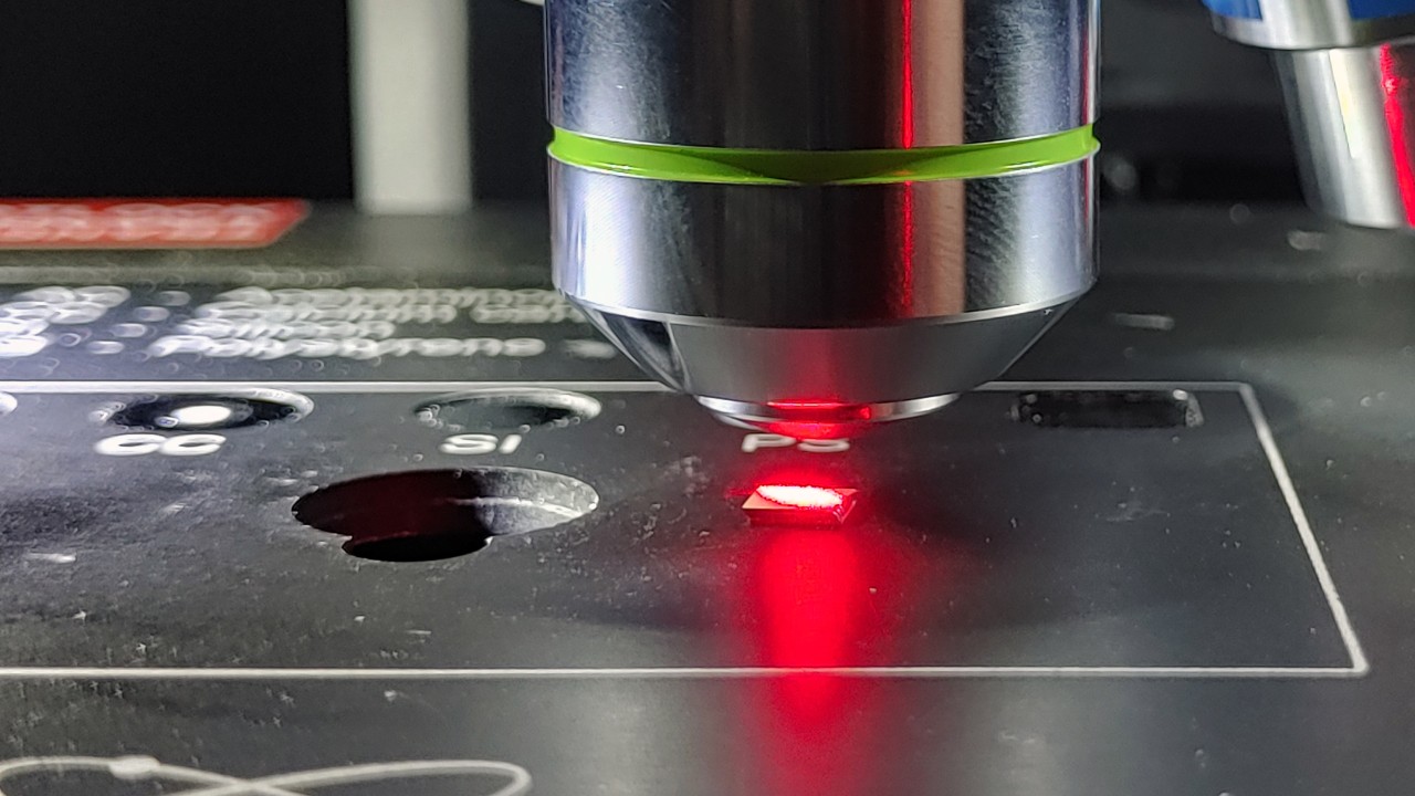 OPUS software with two crossed fibers and chemical measuring points on the fibers.