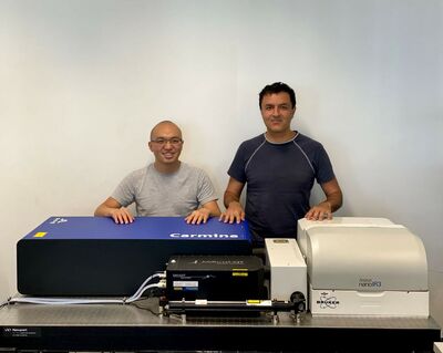 Drs. Jiong Yang (left) and Kourosh Kalantar-Zadeh (right) with their Bruker nanoIR3-s Broadband system at UNSW CASLEO.