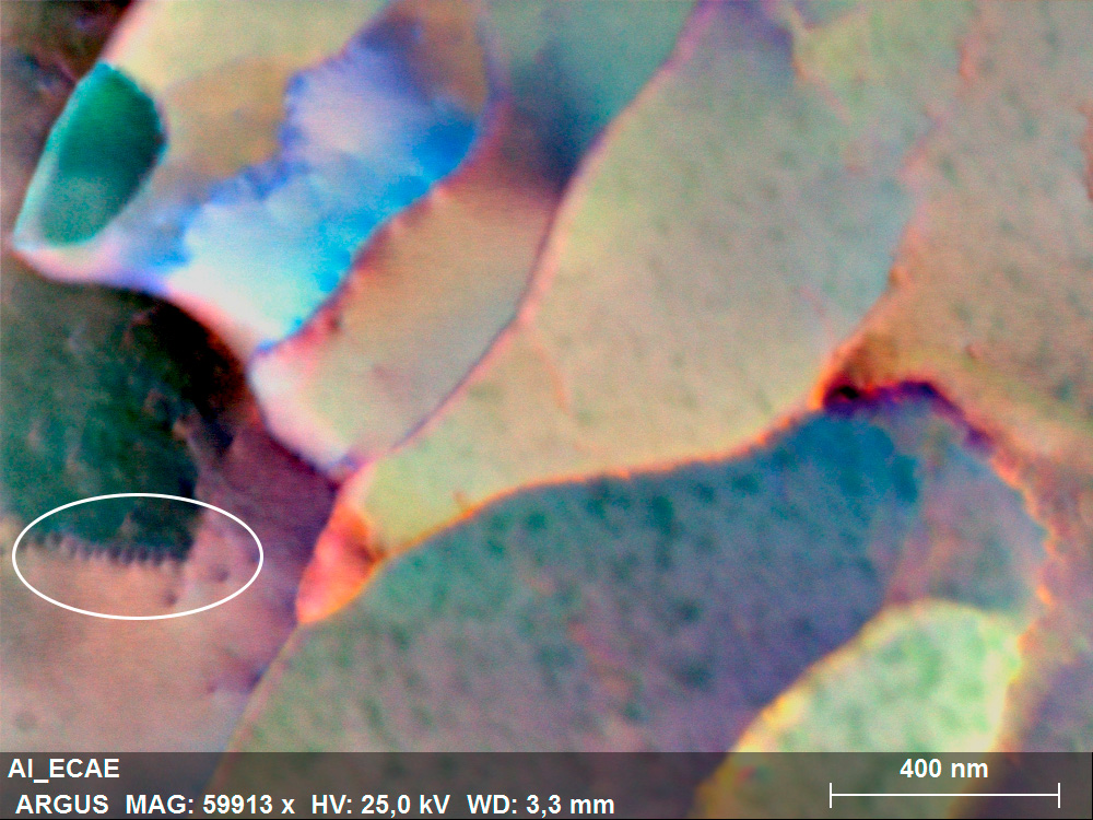 Imagen de campo oscuro codificada en color adquirida a partir de una muestra Al pura muy deformada. La plaquita muestra dislocaciones individuales.