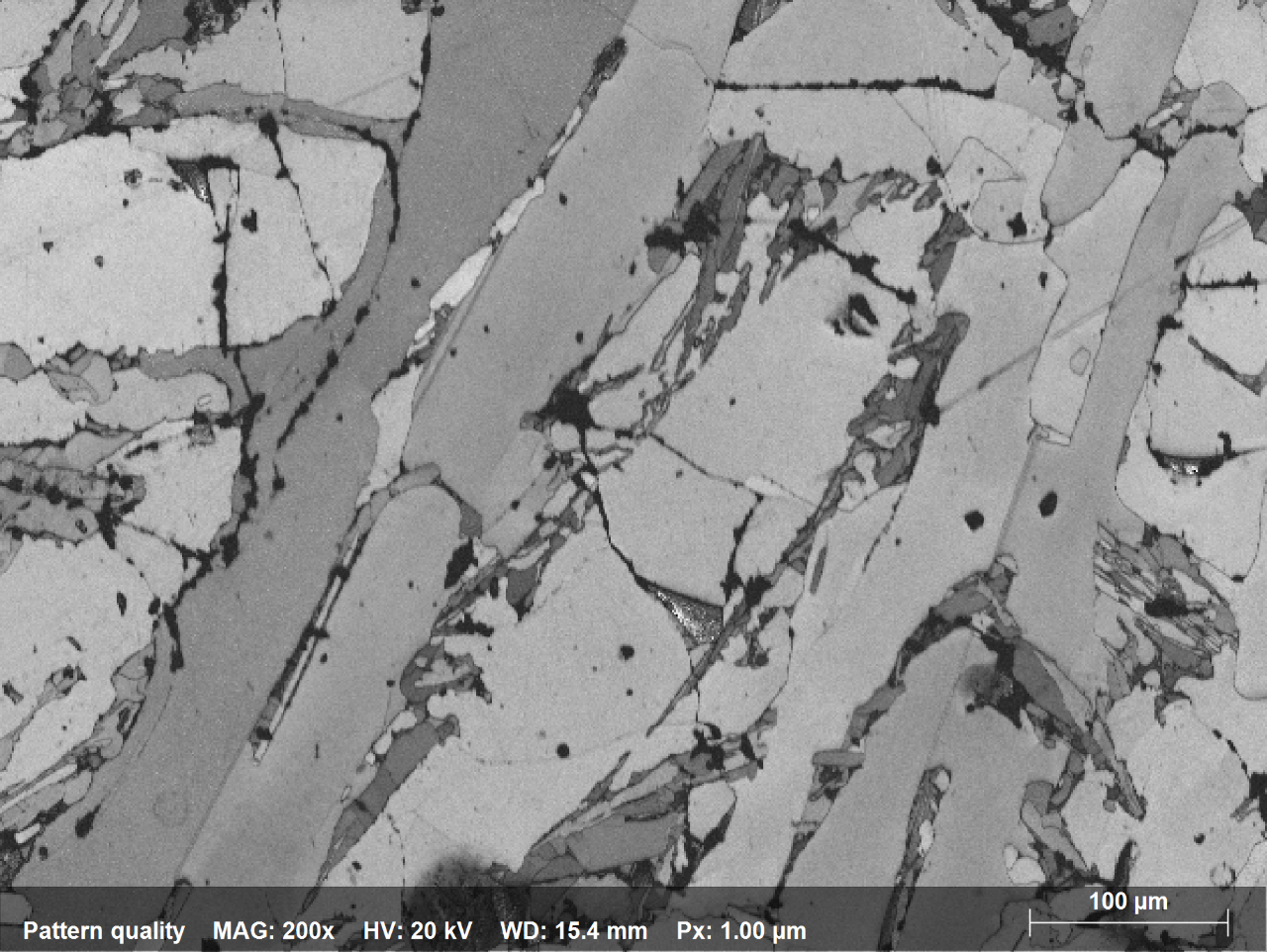 1.1: Mapa de calidad de patrón que representa la microestructura de compuesto cerámico Fe-Si altamente aleado; Los mapas EBSD y EDS se adquirieron simultáneamente utilizando e-Flash XS y respectivamente el detector XFlash EDS montado en JSM IT200 SEM.