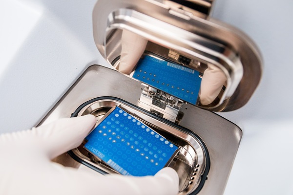 An MBT Biotarget 96 being placed into a MALDI Biotyper sirius one system