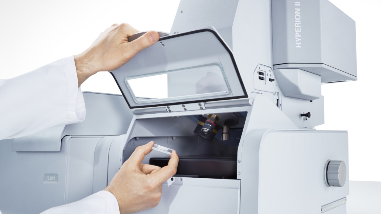 Placer un échantillon de tissu sous le microscope d’imagerie laser infrarouge HYPERION II