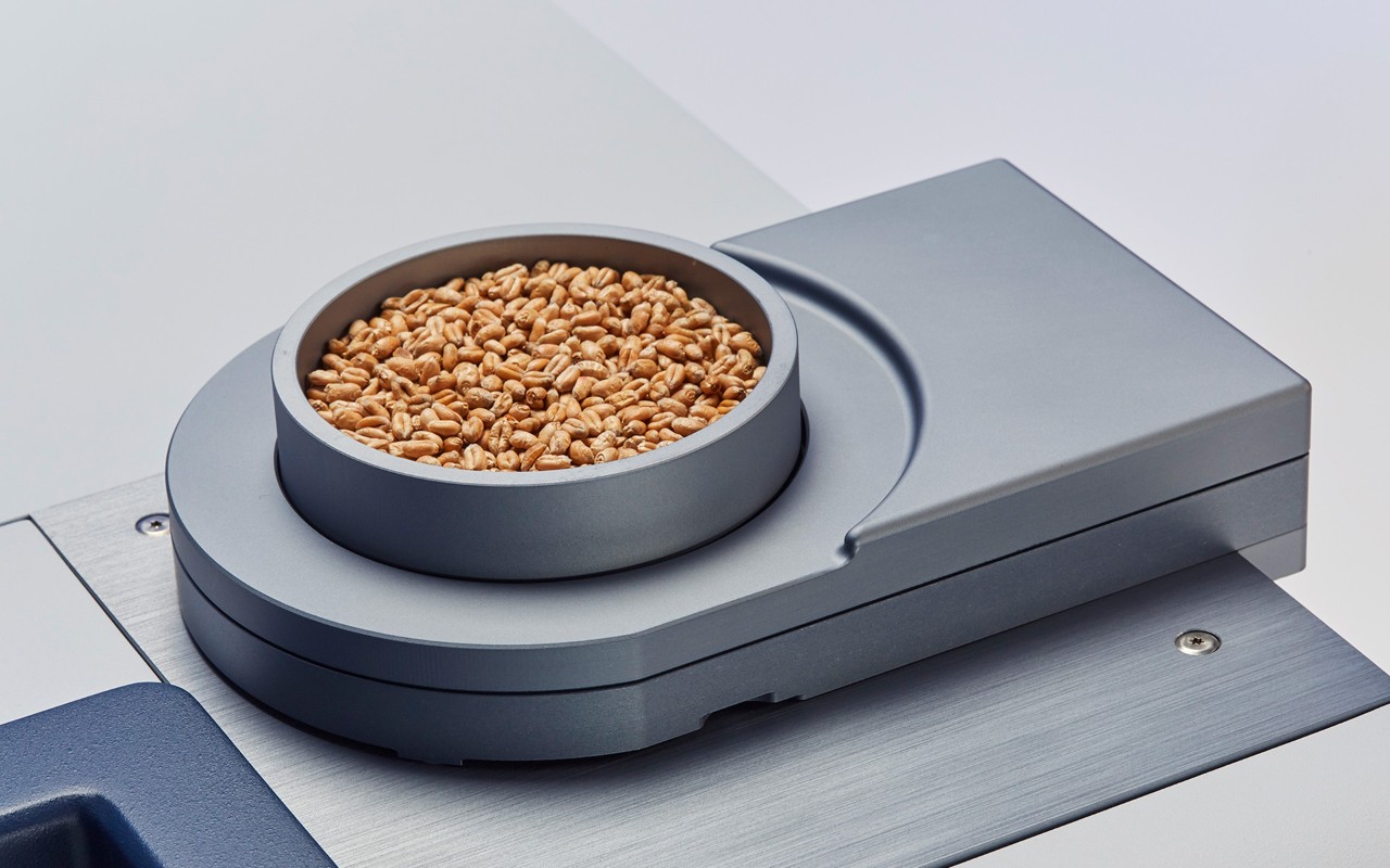 Analyzing feed ingredients with in an aluminium cup with quartz glass bottom using the TANGO FT-NIR spectrometer