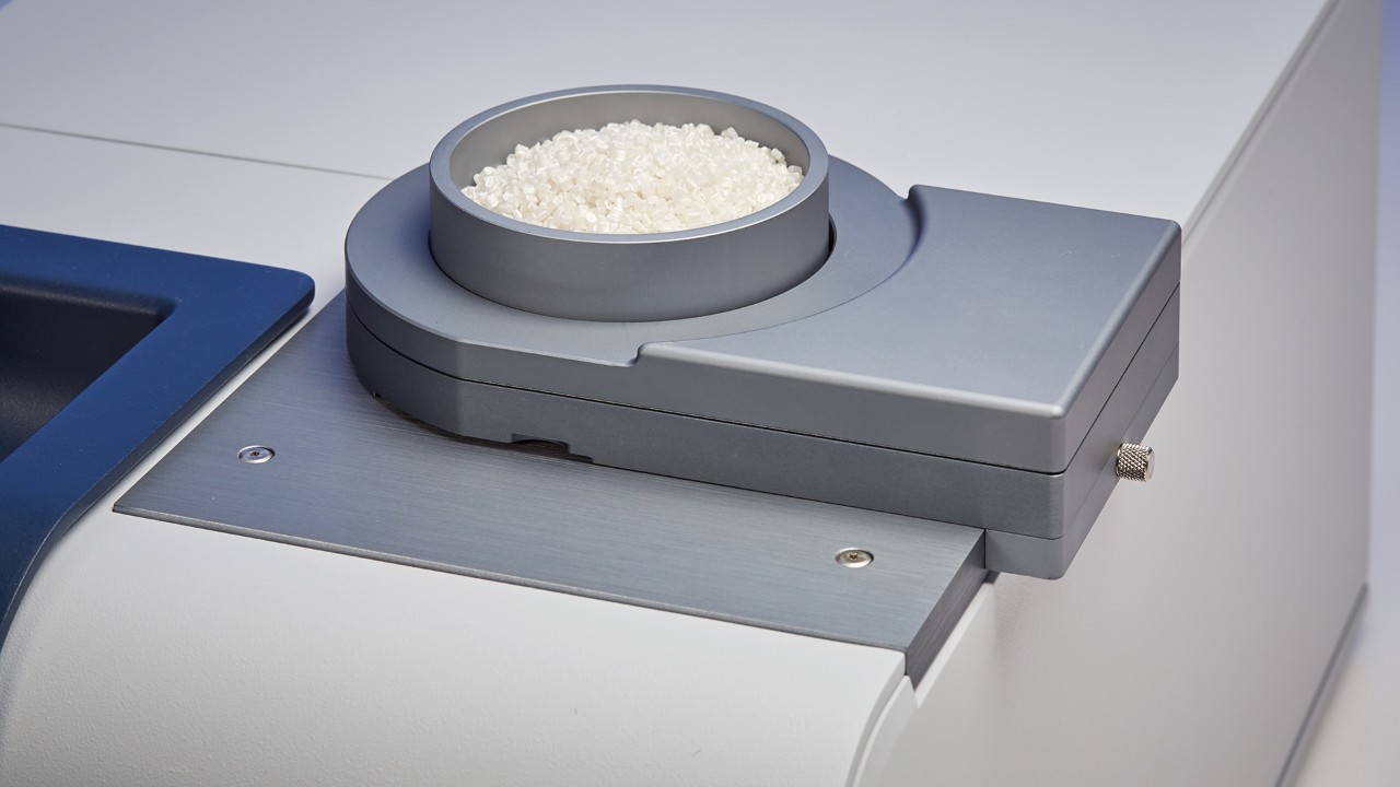 Sphère d’intégration pour mesure d’échantillons solides et pâteux en réflexion diffuse. Un rotateur disponible en option assure une grande reproductibilité de mesure pour les échantillons hétérogènes.