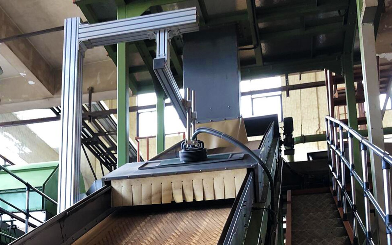 Installation of a contactleas measurement head for FT-NIR analysis over a conveyor belt in the tobacco industry 