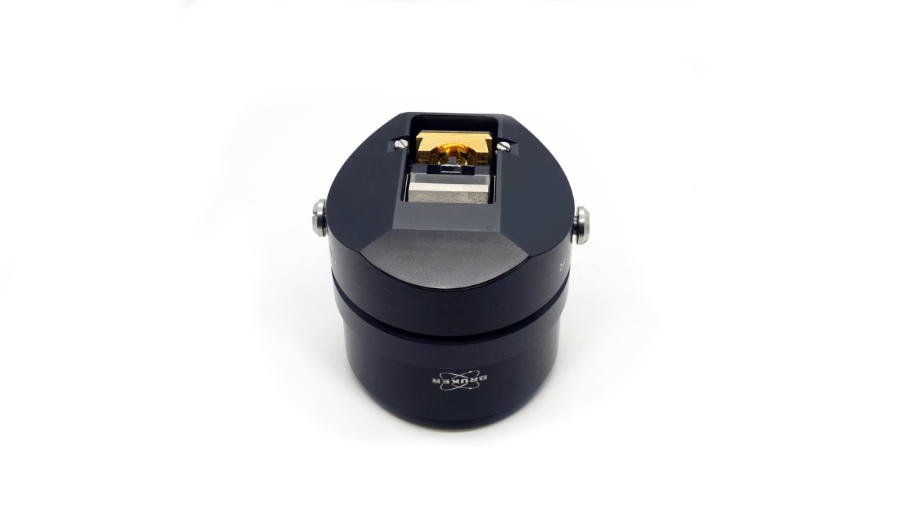 FT-IR顕微鏡用対物レンズ。黒いボディと黄金の鏡。これは、入射測定の放牧角度に使用されます。