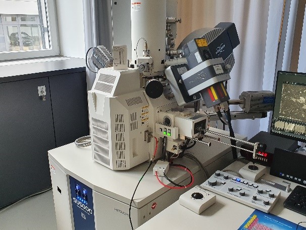 SEM with various micro-XRF source attached (right) 