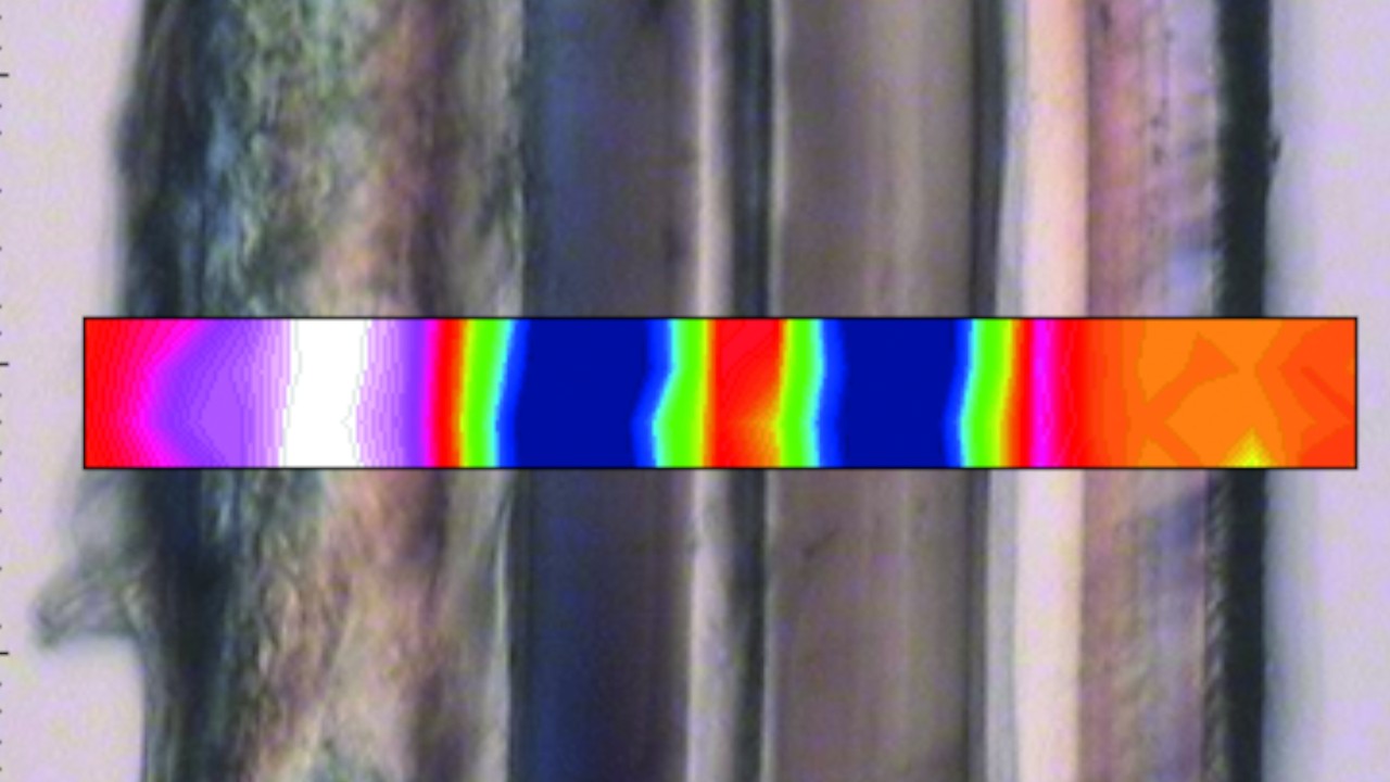 Obrazowanie w podczerwieni ułatwia analizę struktur wielowarstwowych. Ten wielowarstwowy fragment lakieru został zbadany przy użyciu wysokorozdzielczego obrazowania ATR w celu określenia przyczyny wypadku samochodowego.
