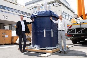 Professors Zweckstetter (left) and Griesinger with the 1.2 GHz magnet at the MPI in Goettingen