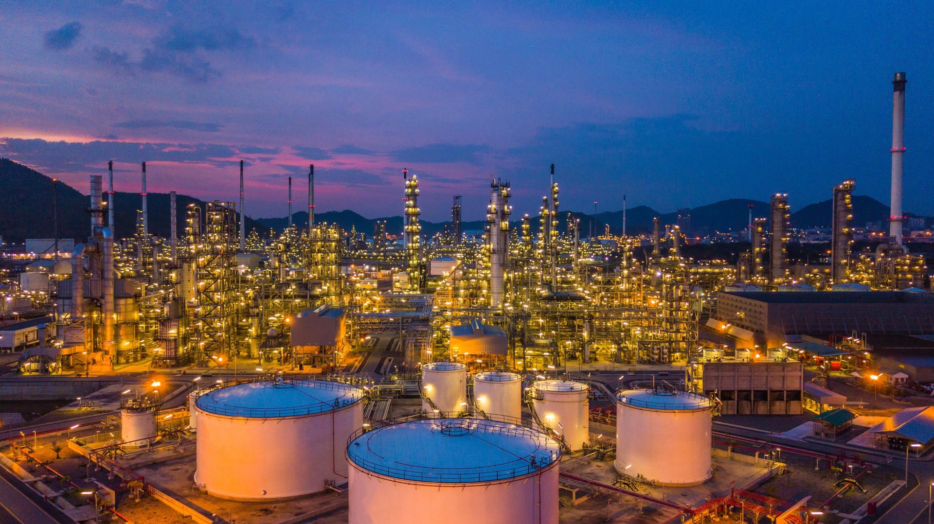 Cost efficient Production from Crude Oil to Fuels and Lubricants