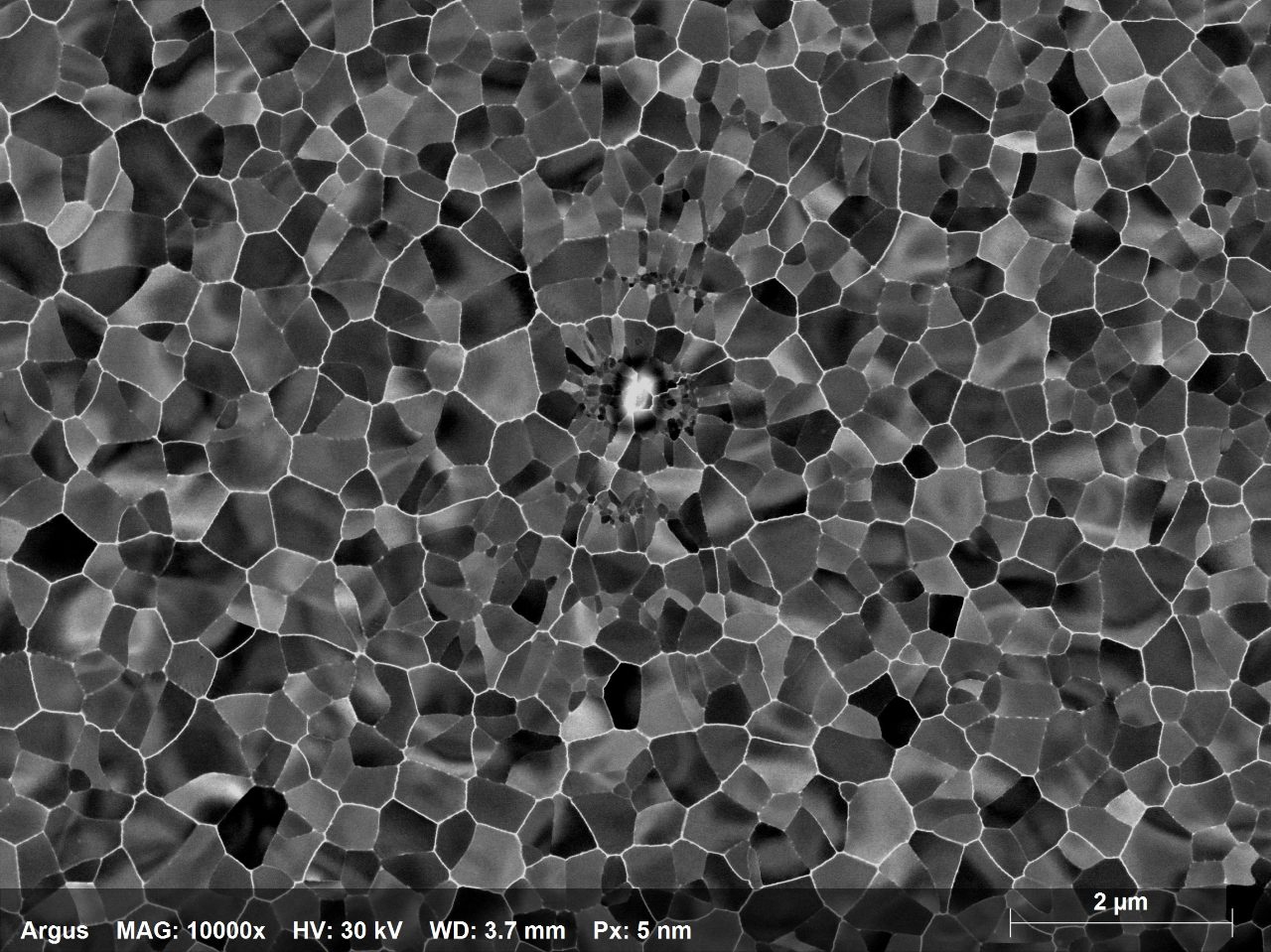 400万像素沉积在带有硅氮化物支撑膜的TEM载网上的Ge-Sb-Te（GST）薄膜的平面视图明场像，
