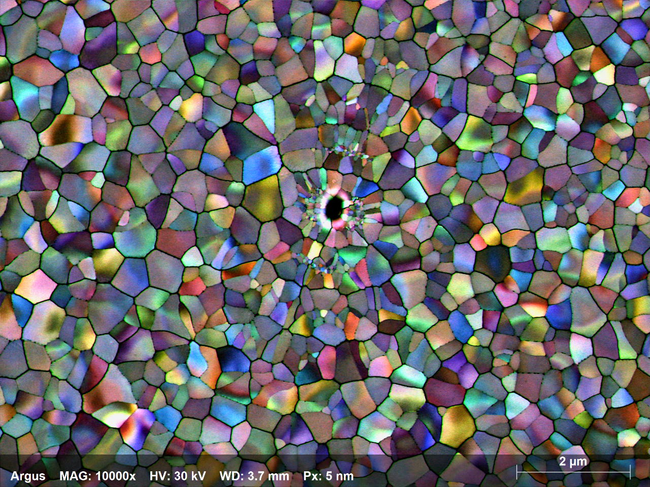 400万像素的沉积在带有硅氮化物支撑膜的TEM载网上的Ge-Sb-Te（GST）薄膜平面视图暗场像