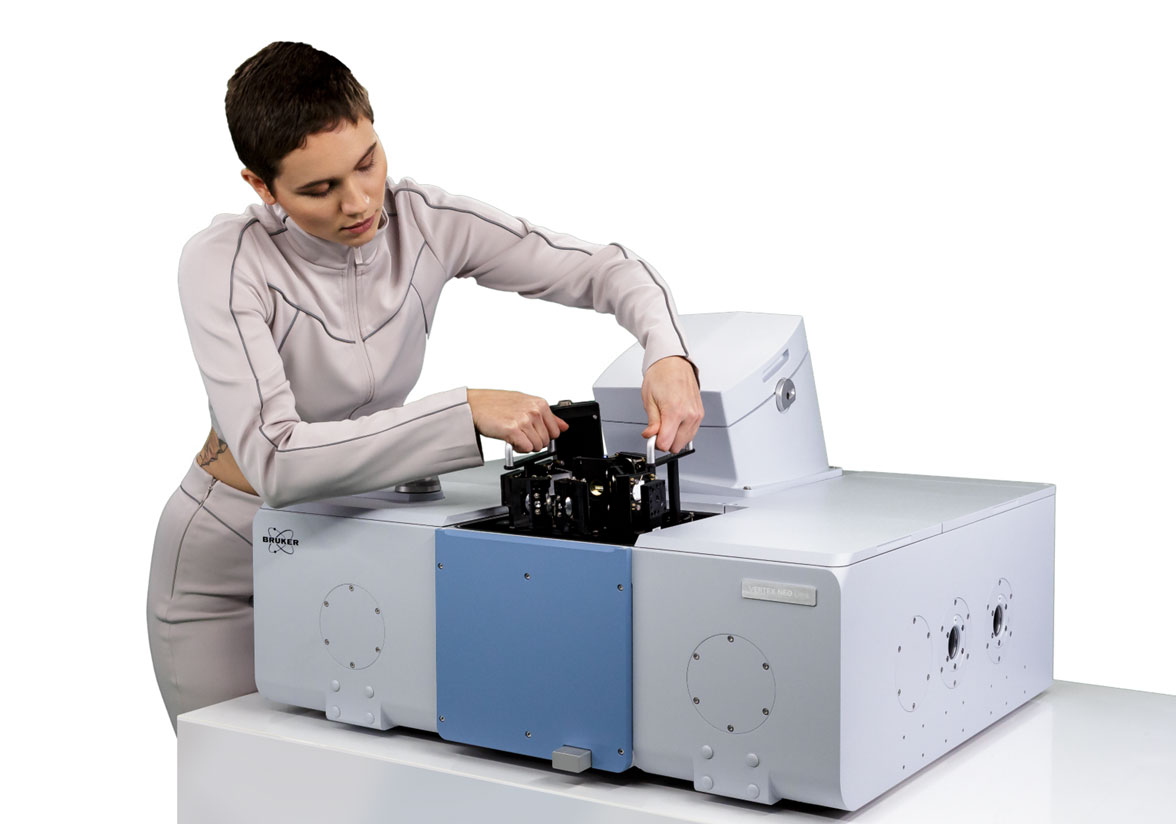 A woman changes an accessory on the VERTEX NEO Ultra.